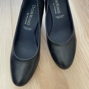 Black pumps- Dorking